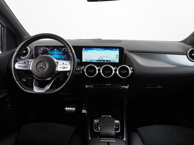 Mercedes-Benz B-KLASSE 180 Business Solution AMG Automaat Apple Carplay/Android Auto Navi Ecc Cruise Control Elek.Achterklep Stoelverwarming Camera Led Connectiviteitspakket Lmv 18" AMG Line Licht en zichtpakket Parkeer-pakket Zitcomfortpakket Rijstrooksensor Zeer compleet! Ori