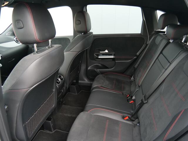 Mercedes-Benz B-KLASSE 180 136pk Business Solution AMG Automaat Navigatie / 18 inch / Sfeerverlichting / Stoelverwarming