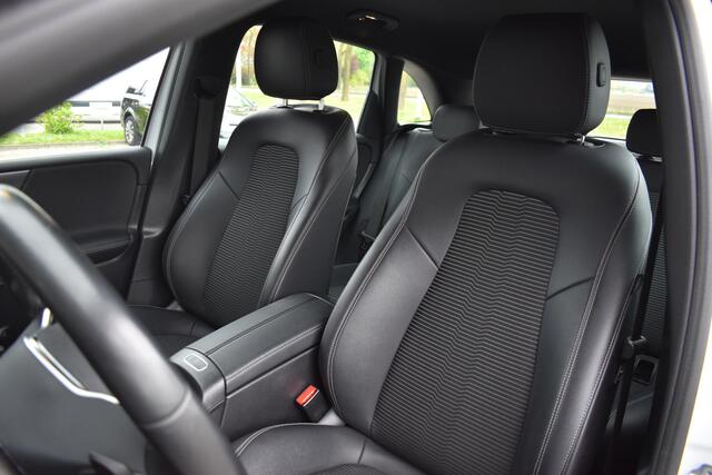 Mercedes-Benz B-KLASSE 180 Launch Edition Automaat / Clima / Parkeerhulp / LED / Navi / Carplay