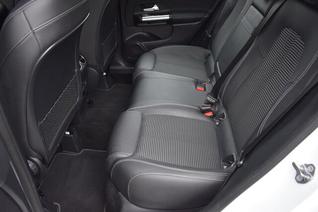 Mercedes-Benz B-KLASSE 180 Launch Edition Automaat / Clima / Parkeerhulp / LED / Navi / Carplay