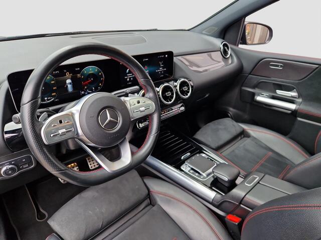 Mercedes-Benz B-KLASSE 180 Business Solution AMG | Pano | Trekhaak | Stoelverwarming | LED | Climate |