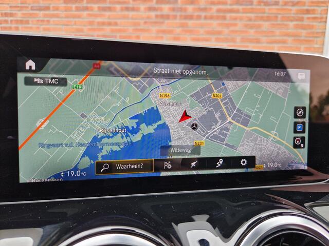 Mercedes-Benz B-KLASSE 180 Business Solution AMG | Pano | Trekhaak | Stoelverwarming | LED | Climate |