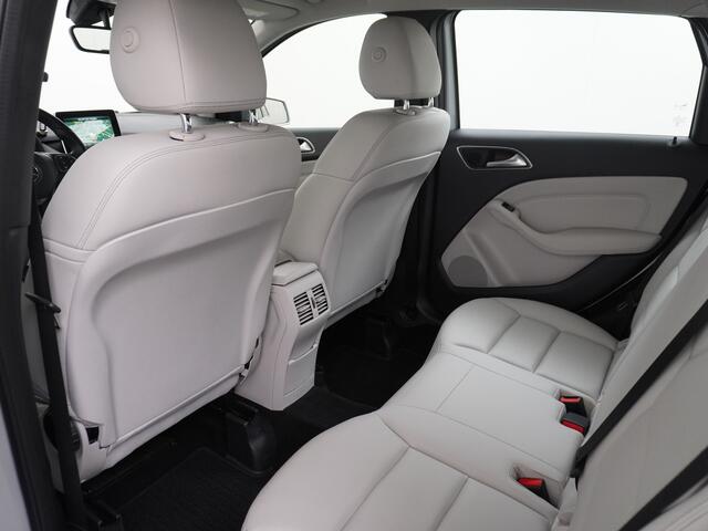 Mercedes-Benz B-KLASSE 180CDI Leer Navi Camera Ecc Sport-Comfort-Stoelen+Verwarmd Cruise Control Ambition Collission prev asst Bluetooth Keyless Licht en Zicht pakket Alarmoproepsysteem knie-airbag BlueEFFICIENCY Euro 6