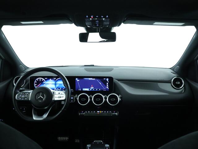 Mercedes-Benz B-KLASSE 180 Business Solution AMG | Apple Carplay/Android Auto | Elektrisch Glazen Panorama Dak | AMG Line | Inclusief 24 maanden MB Certified garantie voor Europa.