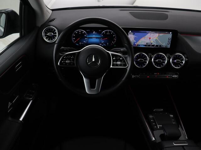 Mercedes-Benz B-KLASSE 180 Business Solution Luxury | Leder | Trekhaak | Stoelverwarming | Camera | Navigatie | Full LED | Park Assist | Sfeerverlichting | Widescreen