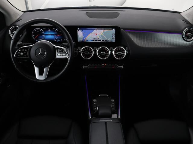 Mercedes-Benz B-KLASSE 180 Business Solution Luxury | Leder | Trekhaak | Stoelverwarming | Camera | Navigatie | Full LED | Park Assist | Sfeerverlichting | Widescreen