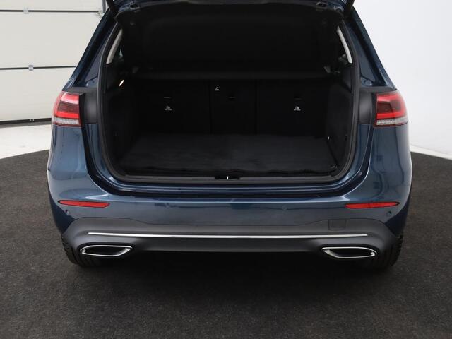 Mercedes-Benz B-KLASSE 180 Business Solution Luxury | Leder | Trekhaak | Stoelverwarming | Camera | Navigatie | Full LED | Park Assist | Sfeerverlichting | Widescreen