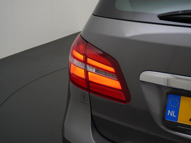 Mercedes-Benz B-KLASSE 180 Business Solution AMG Trekhaak | Camera | Stoelverwarming | NAP