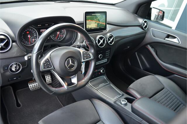 Mercedes-Benz B-KLASSE 180 AMG Night Edition Pano | LED koplampen | Navi | Trekhaak | Getint glas | Metallic zwart | NL auto | Automaat