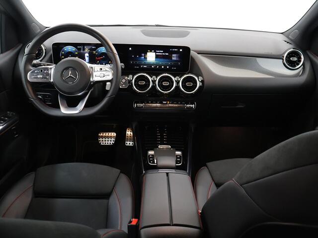 Mercedes-Benz B-KLASSE 180 Business Solution AMG | Navigatie | Apple Carplay | Achteruitrijcamera | Stoelverwarming | Trekhaak |