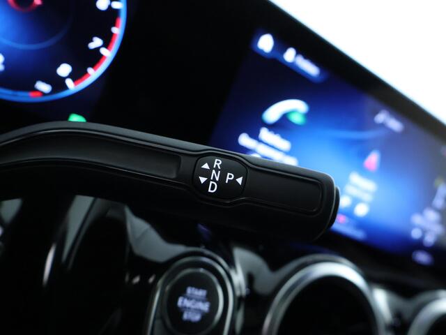 Mercedes-Benz B-KLASSE 180 AMG Nightpakket | Panoramadak | Trekhaak | Parkeerpakket met Camera | Stoelverwarming | Car Play | LED | Inclusief 12 Maanden Garantie