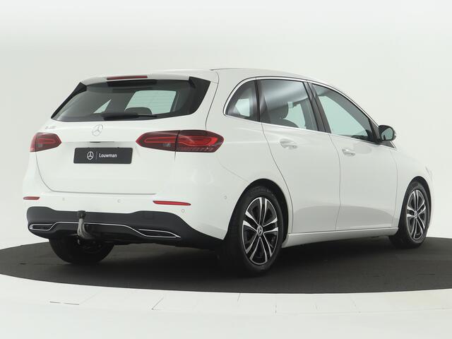 Mercedes-Benz B-KLASSE 180 Star Edition Luxury Line | Trekhaak | Dodehoekassistent | Parkeerpakket met achteruitrijcamera | Sfeerverlichting | USB-pakket plus | Keyless-Go comfortpakket | Draadloos oplaadsysteem voor Smartphone |