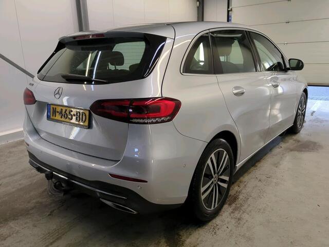 Mercedes-Benz B-KLASSE 180 Business Solution Luxury Auto. Trekhaak Navigatie Camera Parkeersensoren Cruise Control Elektrische achterklep Stoelverwarming Virtual Cockpit Leder Climate Control