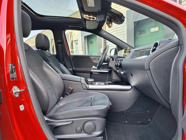 Mercedes-Benz B-KLASSE 180 AMG | Panoramadak | Achteruitrijcamera | Night pakket | Widescreen | Elektrische achterklep