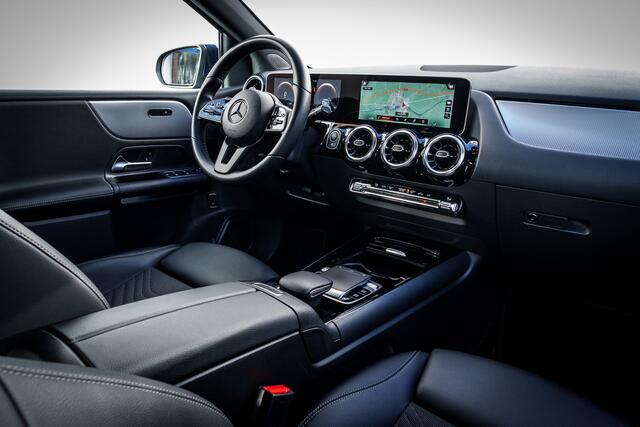 Mercedes-Benz B-KLASSE 180 Business Solution | LED | Trekhaak | Stoelverwarming | Camera | Carplay