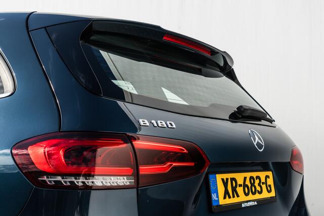 Mercedes-Benz B-KLASSE 180 Business Solution | LED | Trekhaak | Stoelverwarming | Camera | Carplay
