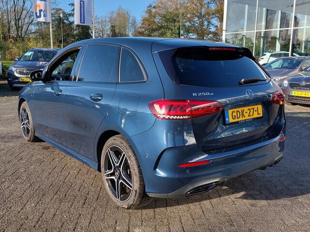 Mercedes-Benz B-KLASSE 250e Plug-In Hybrid AMG-Line | Navi | Apple Carplay | Clima | Cruise | Led Koplampen | Leder+Alcanatra | Stoelverwarming | Sfeerverlichting | Dodehoek+Rijstrooksensor | Privacy Glass | 18'lm