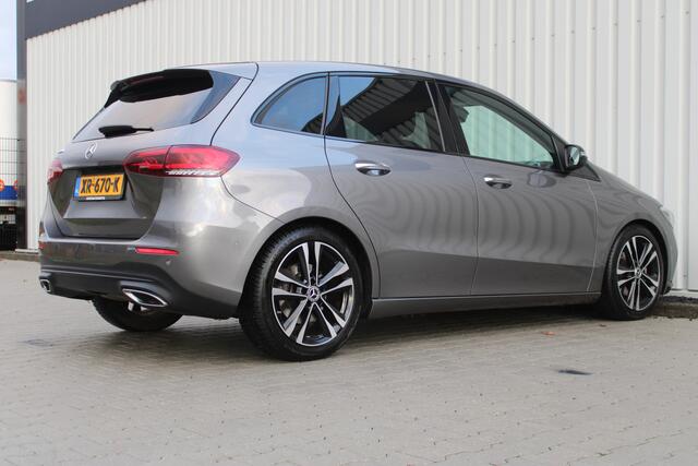 Mercedes-Benz B-KLASSE 200 Premium | Incl. 12 maanden garantie | Adaptieve cruise control | Climate control | Parkeercamera | Navigatie | Stoelverwarming | Trekhaak uitklapbaar | Elektrische kofferbakklep |