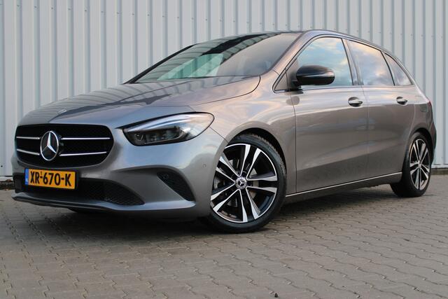 Mercedes-Benz B-KLASSE 200 Premium | Incl. 12 maanden garantie | Adaptieve cruise control | Climate control | Parkeercamera | Navigatie | Stoelverwarming | Trekhaak uitklapbaar | Elektrische kofferbakklep |