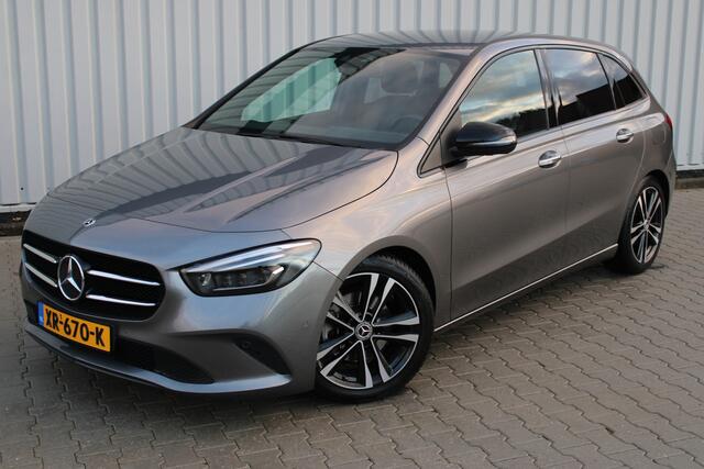 Mercedes-Benz B-KLASSE 200 Premium | Incl. 12 maanden garantie | Adaptieve cruise control | Climate control | Parkeercamera | Navigatie | Stoelverwarming | Trekhaak uitklapbaar | Elektrische kofferbakklep |
