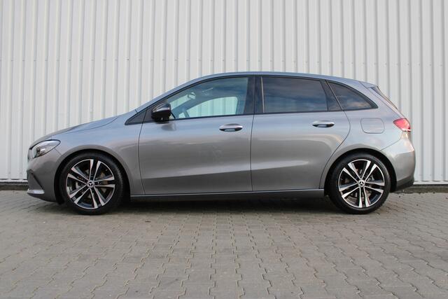 Mercedes-Benz B-KLASSE 200 Premium | Incl. 12 maanden garantie | Adaptieve cruise control | Climate control | Parkeercamera | Navigatie | Stoelverwarming | Trekhaak uitklapbaar | Elektrische kofferbakklep |