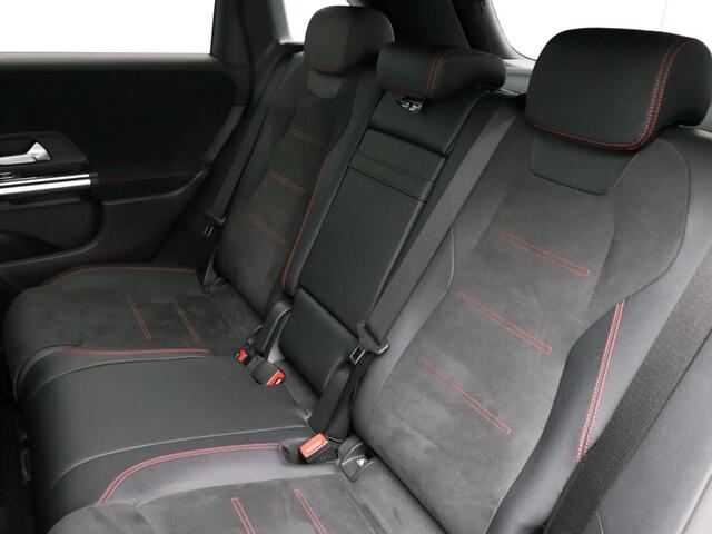 Mercedes-Benz B-KLASSE 180 Business Solution AMG AMG Line | Night Pakket | Achteruitrijcamera | Dodehoekassistent | Easy-Pack Achterklep | Inclusief 24 maanden MB Certified garantie voor Europa.