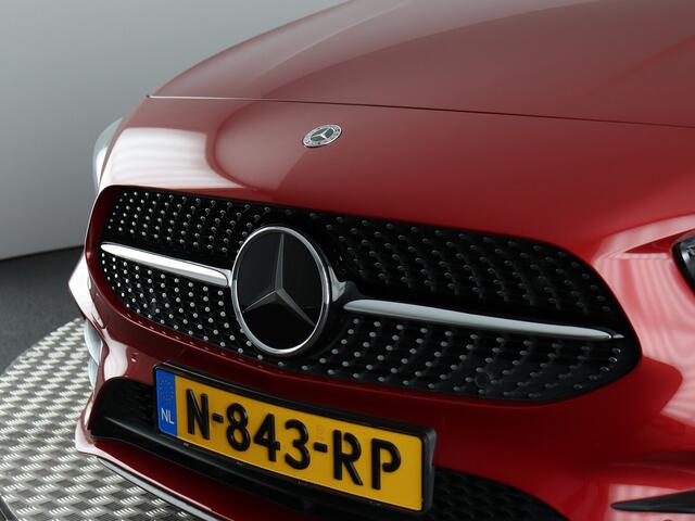 Mercedes-Benz B-KLASSE 180 Business Solution AMG (NL-Auto / Camera / ACC / Sfeerverlichting)