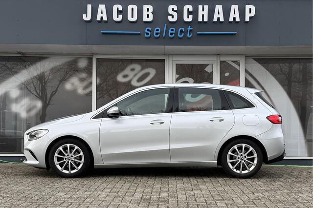 Mercedes-Benz B-KLASSE 180 Launch Edition Automaat / Parkeersensoren V-A / Cruise Control / Camera / Multimedia / 17'' LM / Navi