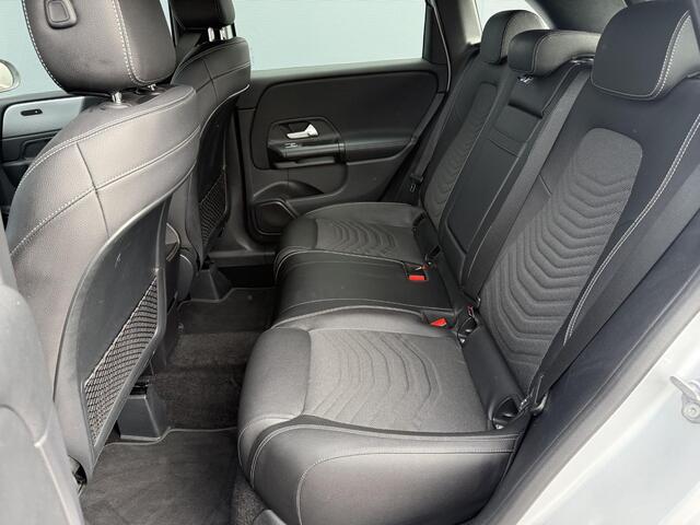 Mercedes-Benz B-KLASSE 180 Business Solution Automaat / Dealer Onderhouden / 1e Eigenaar / Trekhaak / Navigatie / Stoelverwarming / Climate Control /