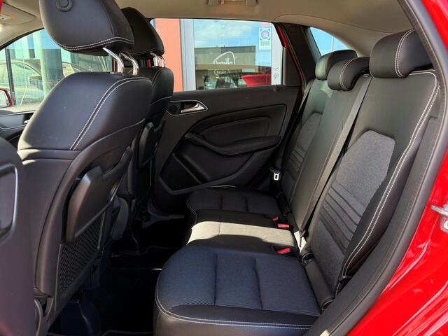 Mercedes-Benz B-KLASSE B180 | Navi | Half leder | Stoelverwarming | Trekhaak | Sfeerverlichting