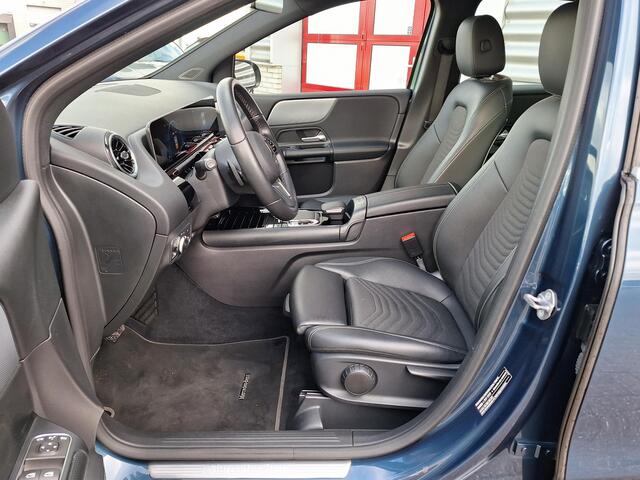 Mercedes-Benz B-KLASSE 180 Advantage | Automaat | Trekhaak | Achteruitrijcamera | Spoorassistent | LED verlichting | Elektrische achterklep