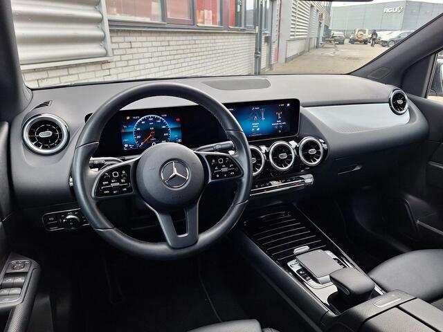 Mercedes-Benz B-KLASSE 180 Advantage | Automaat | Trekhaak | Achteruitrijcamera | Spoorassistent | LED verlichting | Elektrische achterklep