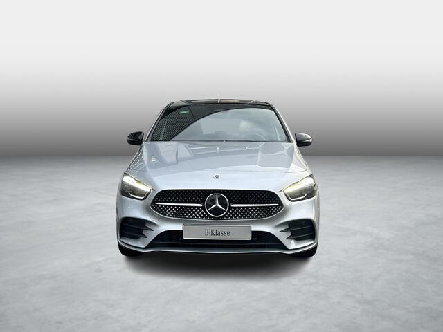 Mercedes-Benz B-KLASSE 250 e Business Solution AMG | Night Pakket | Panoramadak | Trekhaak | DISTRONIC Afstandsassistent | Dodehoekassistent | MULTIBEAM LED Koplampen | Stoelverwarming | Sfeerverlichting | Apple CarPlay | Android Auto | Sierdelen Lindehout Zwart | Elektrische A