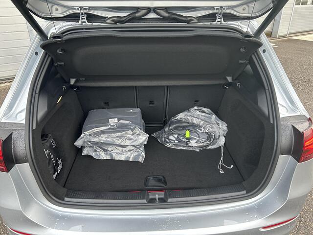 Mercedes-Benz B-KLASSE 250 e Business Solution AMG | Night Pakket | Panoramadak | Trekhaak | DISTRONIC Afstandsassistent | Dodehoekassistent | MULTIBEAM LED Koplampen | Stoelverwarming | Sfeerverlichting | Apple CarPlay | Android Auto | Sierdelen Lindehout Zwart | Elektrische A