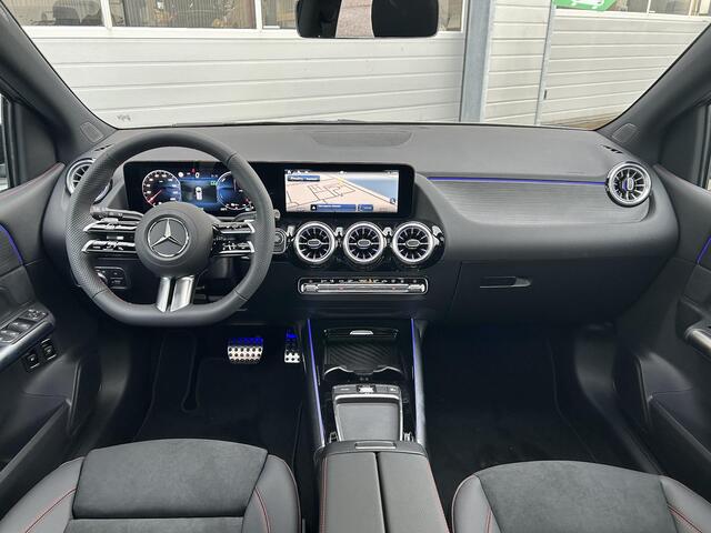 Mercedes-Benz B-KLASSE 250 e Business Solution AMG | Night Pakket | Panoramadak | Trekhaak | DISTRONIC Afstandsassistent | Dodehoekassistent | MULTIBEAM LED Koplampen | Stoelverwarming | Sfeerverlichting | Apple CarPlay | Android Auto | Sierdelen Lindehout Zwart | Elektrische A