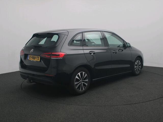 Mercedes-Benz B-KLASSE 180 Business Solution Trekhaak | Ledkoplampen | Stoelverwarming | Licht- en zicht pakket | Parkeerpakket met achteruitrijcamera. Inclusief 24 maanden Mercedes-Benz Certified garantie voor Europa.