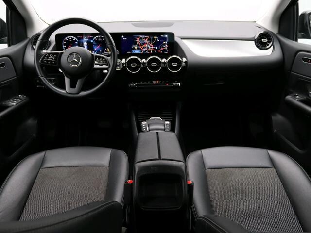 Mercedes-Benz B-KLASSE 180 Business Solution Trekhaak | Ledkoplampen | Stoelverwarming | Licht- en zicht pakket | Parkeerpakket met achteruitrijcamera. Inclusief 24 maanden Mercedes-Benz Certified garantie voor Europa.