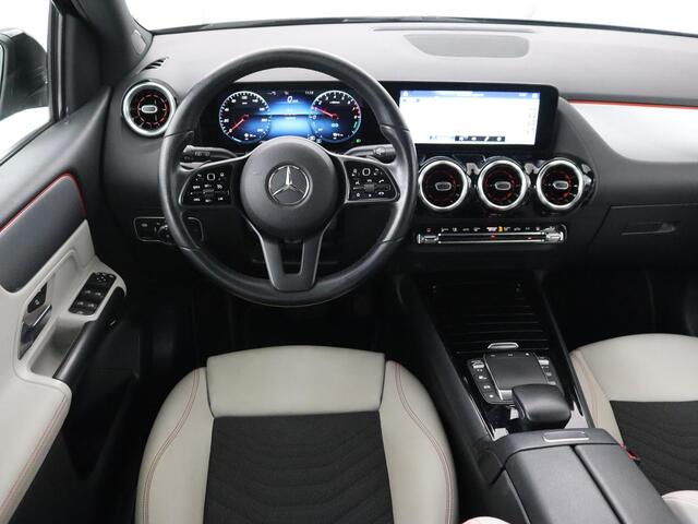 Mercedes-Benz B-KLASSE 250e Advantage | SOH 99% | Panoramadak | Half leder | Widescreen | Camera | Park Assist | Dodehoek detectie | Full LED | Navigatie | Bluetooth | PHEV | Plug In