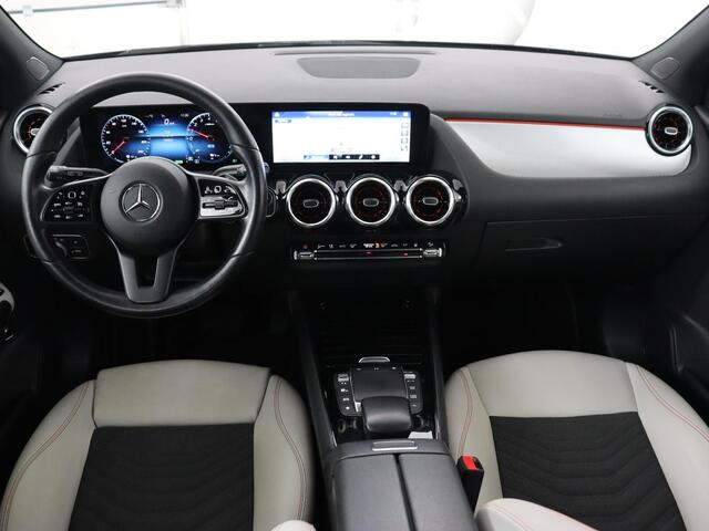 Mercedes-Benz B-KLASSE 250e Advantage | SOH 99% | Panoramadak | Half leder | Widescreen | Camera | Park Assist | Dodehoek detectie | Full LED | Navigatie | Bluetooth | PHEV | Plug In