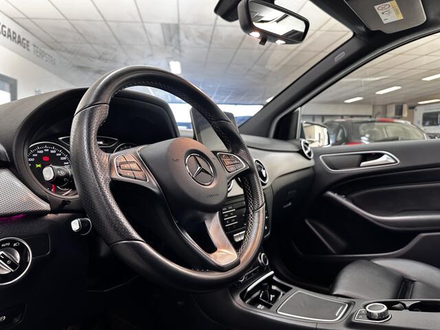Mercedes-Benz B-KLASSE 180 Ambition/ Trekhaak/ Panorama-Dak/ Panorma-Dak/ 18'' LMV/ LED Koplampen/ LEDER/ Stoelverw./ Keyless-GO/ Navi/ Airco/ Cruise/ Elek. pakket/ Bluetooth/ Multi. LEDER. Stuur/ PDC V+A/ Extra getint glas.