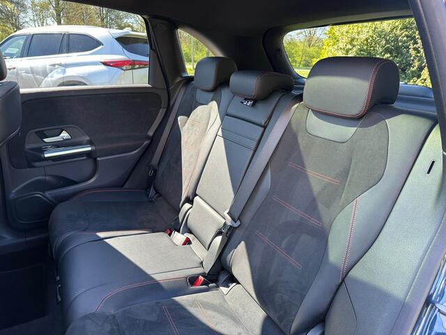 Mercedes-Benz B-KLASSE 250 e AMG Line | Plug-in Hybride | Camera | Panoramadak | Elektrische achterklep | Getint glas | Half Lederen bekleding |