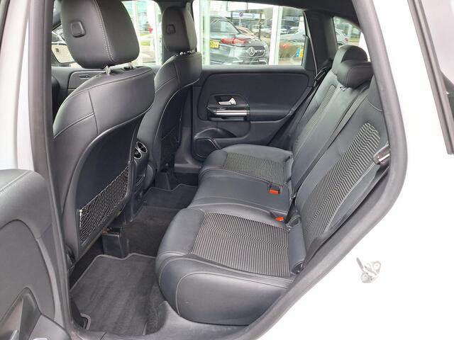 Mercedes-Benz B-KLASSE 200 Luxury Line | Automaat | Trekhaak | Achteruitrijcamera | Stoelverwarming | Spoorassistent | LED verlichting | Elektrische achterklep