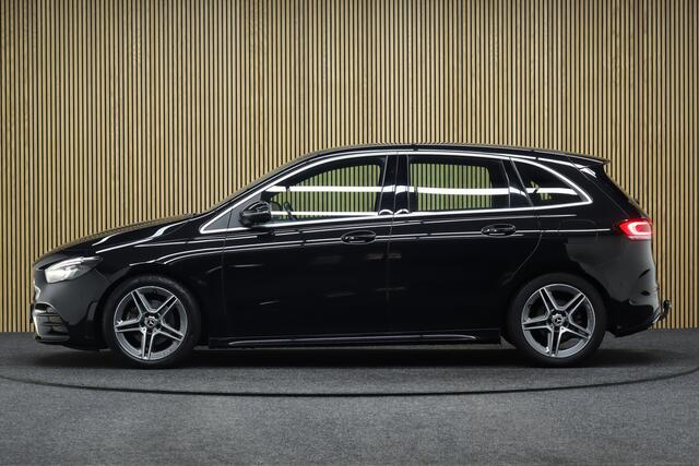 Mercedes-Benz B-KLASSE 180 Business Solution AMG | Afneembare Trekhaak | Cruise-control | Camera | Clima | Navigatie | Apple Carplay & Android Auto | Leder-Alcantara | Parkeersensoren V+A | AMG Velgen | Stoelverwarming