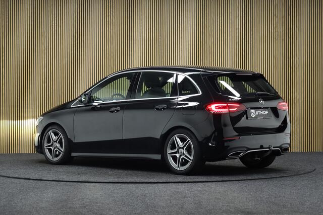 Mercedes-Benz B-KLASSE 180 Business Solution AMG | Afneembare Trekhaak | Cruise-control | Camera | Clima | Navigatie | Apple Carplay & Android Auto | Leder-Alcantara | Parkeersensoren V+A | AMG Velgen | Stoelverwarming