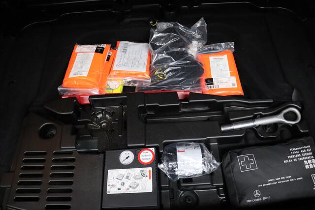 Mercedes-Benz B-KLASSE 180 Business Solution AMG | Afneembare Trekhaak | Cruise-control | Camera | Clima | Navigatie | Apple Carplay & Android Auto | Leder-Alcantara | Parkeersensoren V+A | AMG Velgen | Stoelverwarming