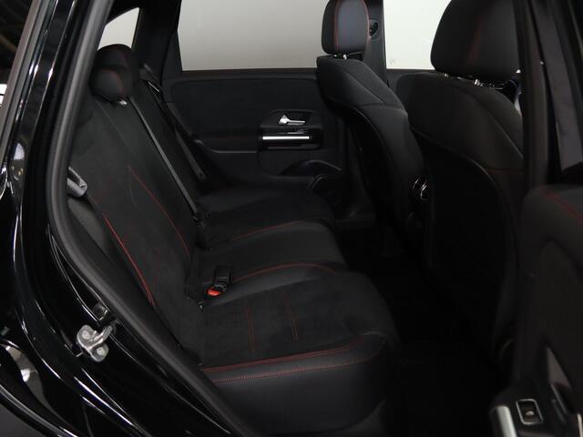 Mercedes-Benz B-KLASSE 250e Business Solution AMG | Panoramaschuifdak | Night | Winter pakket | Trekhaak | Stoelverwarming |