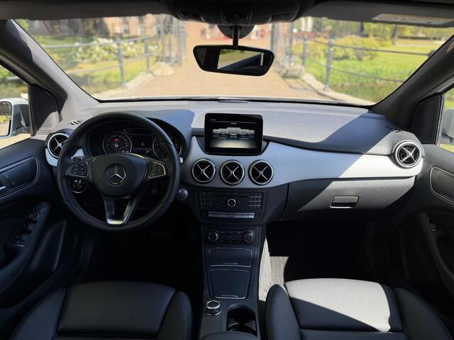 Mercedes-Benz B-KLASSE 180 AMG Line | 49.000KM !! | Trekhaak | Led | Navi | Leder |