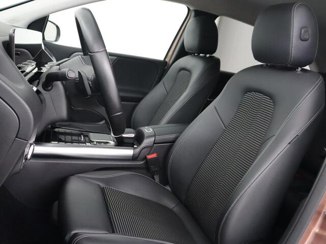 Mercedes-Benz B-KLASSE 250e Urban Night | SOH 92% | Adaptive cruise | Stoelverwarming | Camera | Carplay | Sfeerverlichting | Half leder | Full LED | Widescreen | Park Assist | Navigatie | PHEV | Plug In