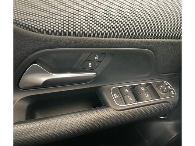 Mercedes-Benz B-KLASSE 180 Business Solution Luxury | Parkeer camera | Elektrische achterklep | Carplay