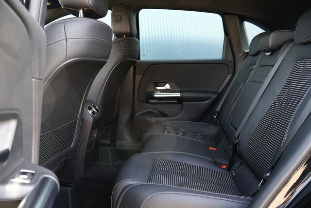 Mercedes-Benz B-KLASSE 180 Business Solution Luxury Automaat | Trekhaak afn. | Camera | Stoelverwarming | Apple Carplay / Android Auto | DAB+ Radio